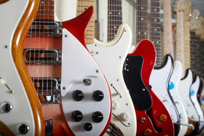 Gitarrer hänger i rad i ett lager